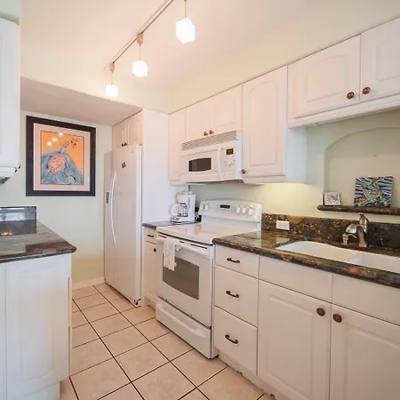 Relaxing Condo, Great Location, 3 Minute Walk To The Beach Condo